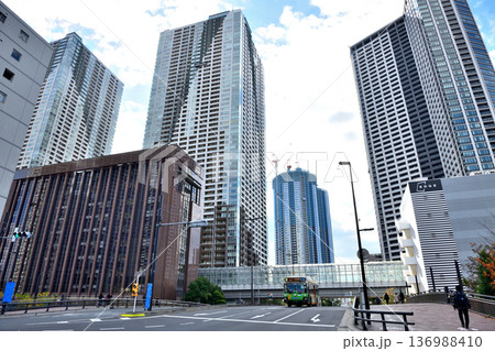 勝どき清澄通りの高層マンション群 136988410