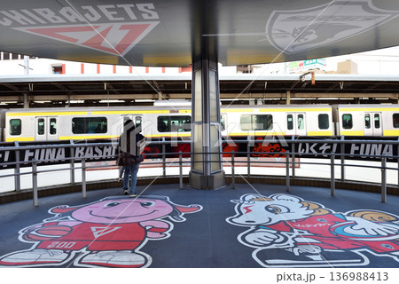 ショッピングモールからJR船橋駅ホームを望む ショッピングモールからJR船橋駅ホームを望む 136988413