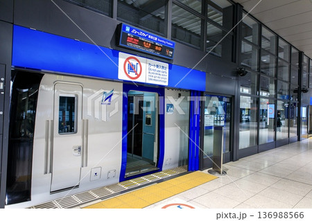 常滑市、中部国際空港駅のミュースカイ専用ホーム 常滑市、中部国際空港駅のミュースカイ専用ホーム 136988566