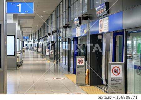 常滑市、中部国際空港駅のミュースカイ専用ホーム 常滑市、中部国際空港駅のミュースカイ専用ホーム 136988571
