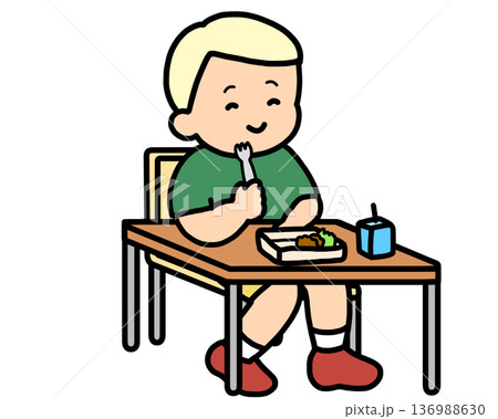 教室でフォークを使って昼食を食べる金髪の男の子 教室でフォークを使って昼食を食べる金髪の男の子 136988630