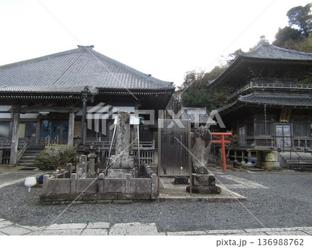 千葉県の勝浦周辺の本行寺の境内 136988762