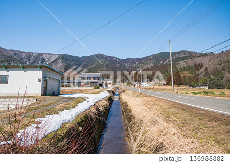 奥琵琶湖の残雪の山里　滋賀県長浜市永原 136988882