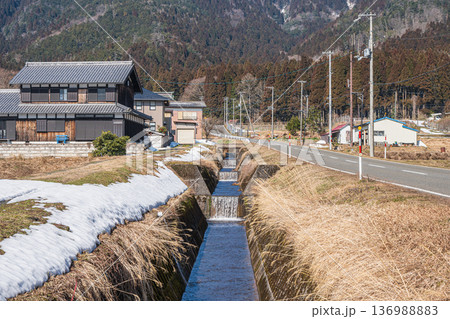 奥琵琶湖の残雪の山里 滋賀県長浜市永原 奥琵琶湖の残雪の山里 滋賀県長浜市永原 136988883