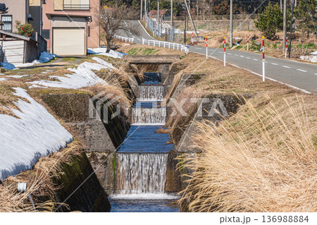奥琵琶湖の残雪の山里　滋賀県長浜市永原 136988884