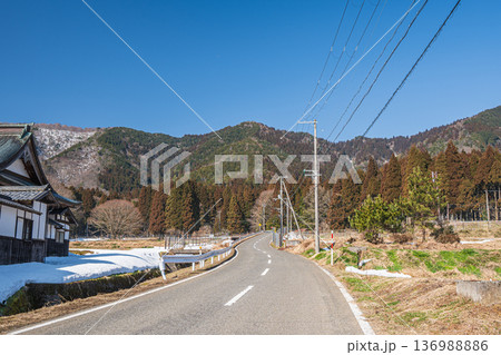 奥琵琶湖の残雪の山里 滋賀県長浜市永原 奥琵琶湖の残雪の山里 滋賀県長浜市永原 136988886