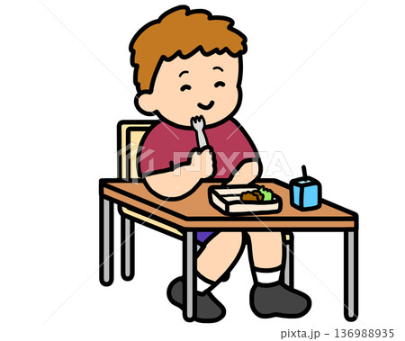 教室でフォークを使って昼食を食べる茶髪の男の子 136988935