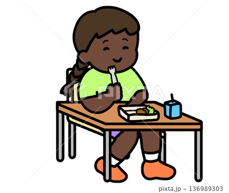 教室でフォークを使って昼食を食べる黒人の女の子 136989303