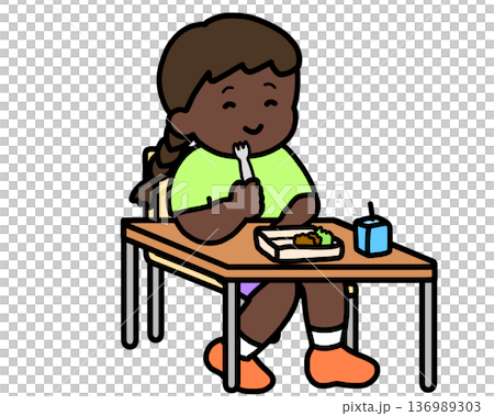 教室でフォークを使って昼食を食べる黒人の女の子 136989303