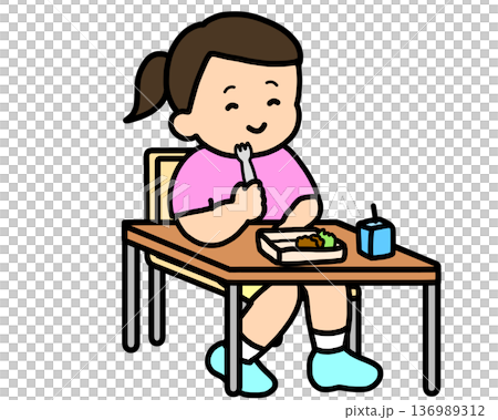 一位亞裔女孩在教室裡用叉子吃午餐。 136989312