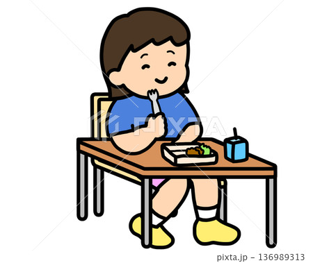 教室でフォークを使って昼食を食べるアジア人の女の子 136989313