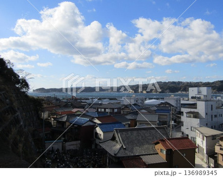 千葉県の勝浦の高台から見た白い雲が浮かぶ、海と建物 136989345
