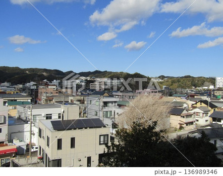 千葉県の勝浦の高台から見た建物 136989346