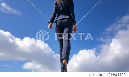 ランナー 全身 シルエット 青空 ローアングル 写真 136989363