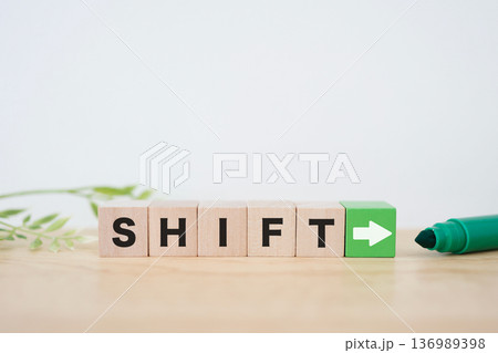 変革や方向転換を示すSHIFTと矢印ブロック。 変革や方向転換を示すSHIFTと矢印ブロック。 136989398