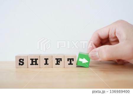 変革や方向転換を示すSHIFTと矢印ブロック。 136989400