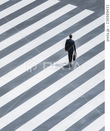 横断歩道 歩く 男性 全身 俯瞰 ストライプ 写真 136989431