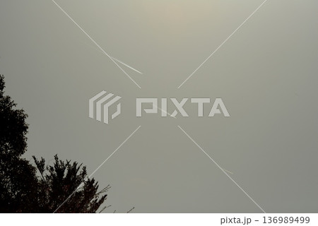 3本の飛行機雲 136989499