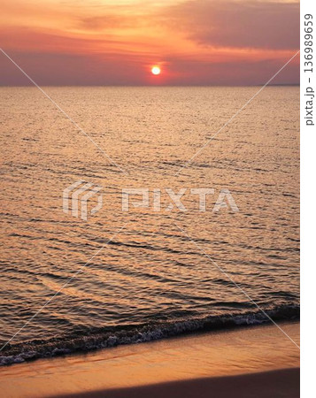 海に沈む夕日 136989659