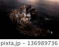 朝を迎えて薄明りの中の岩礁 朝を迎えて薄明りの中の岩礁 136989736