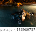 朝陽でオレンジみを帯びる岩礁 朝陽でオレンジみを帯びる岩礁 136989737