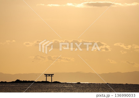 夕暮れの鳥居 136990033