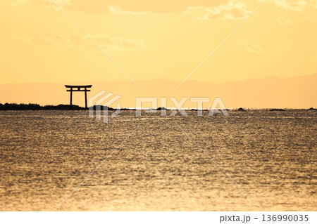 鳥居のある風景 136990035