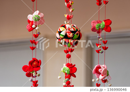 飛騨高山の春、手作りのつるし雛 136990046