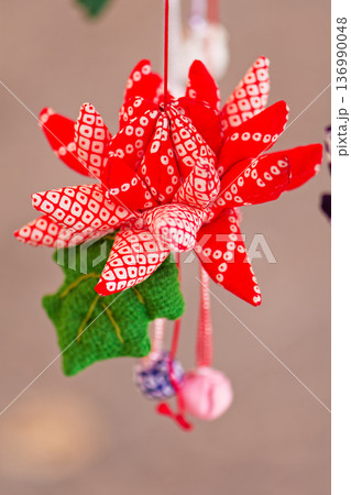 飛騨高山の春、手作りのつるし雛 136990048