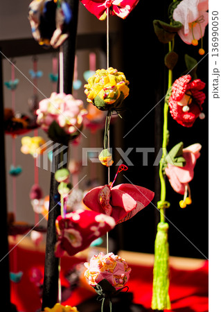 飛騨高山の春、手作りのつるし雛 136990050