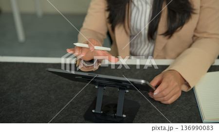 closeup businesswoman using tablet 136990083