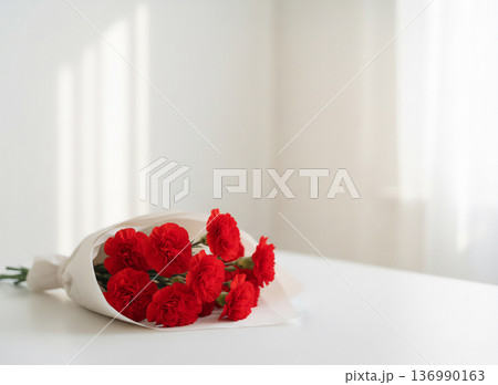 赤いカーネーションの花束　白背景　自然光　コピースペース　母の日　ギフト 136990163