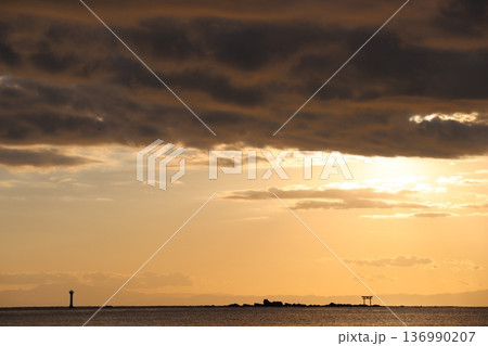 灯台と鳥居 灯台と鳥居 136990207