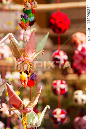飛騨高山の伝統、つるし雛 136990224
