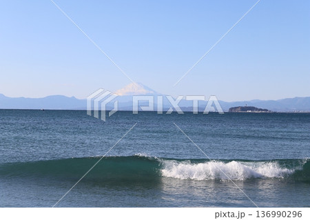 遠くの富士と波打ち際 遠くの富士と波打ち際 136990296
