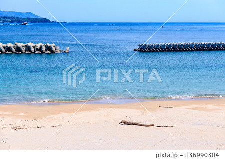 三陸 陸前高田の広田海水浴場 136990304