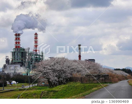 工場のある風景 136990469