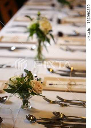 結婚式　バラ　食事会 136990829
