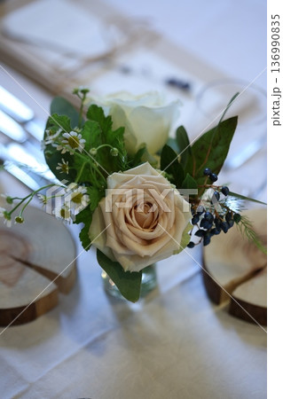 結婚式　バラ　食事会 136990835
