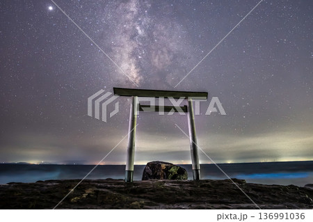 天の川と鳥居と海と岩 136991036