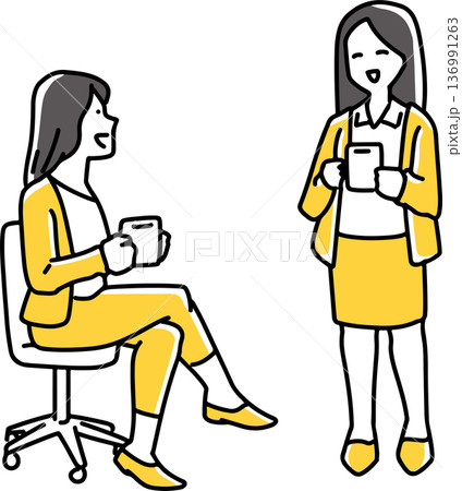 飲み物を持ちながら話をする2人の女性 136991263