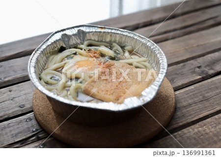 寒い冬に食べるアルミ鍋に入っているレトルトの鍋焼きうどん 136991361