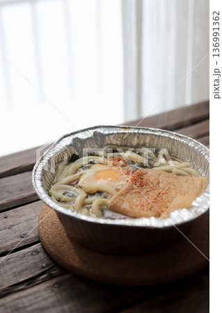 寒い冬に食べるアルミ鍋に入っているレトルトの鍋焼きうどん 寒い冬に食べるアルミ鍋に入っているレトルトの鍋焼きうどん 136991362