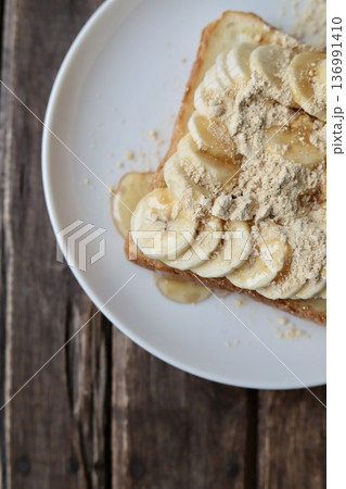 角型パンドミで作った腸活の為のハチミツをかけたバナナきな粉トースト 136991410