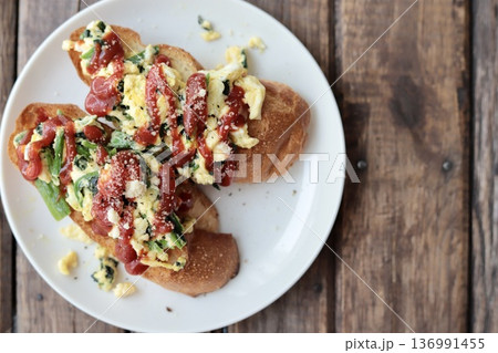 ほうれん草入スクランブルエッグを乗せたバゲットトースト 136991455