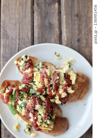 ほうれん草入スクランブルエッグを乗せたバゲットトースト ほうれん草入スクランブルエッグを乗せたバゲットトースト 136991456