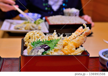 おいしい天ぷらを食べる 136991508