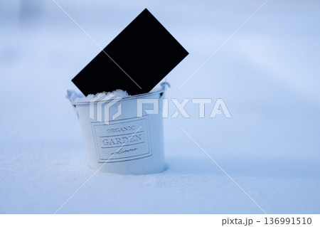雪景色に黒色のカード 雪景色に黒色のカード 136991510