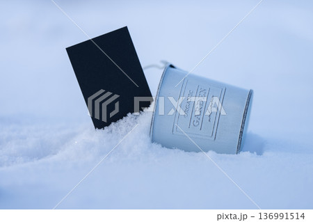 雪景色に黒色のカード 雪景色に黒色のカード 136991514