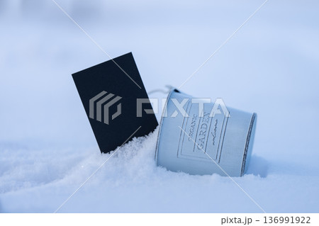 雪景色に黒色のカード 雪景色に黒色のカード 136991922